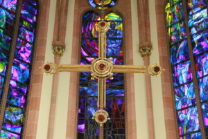 Kreuz im Altarraum © St. Ludwig