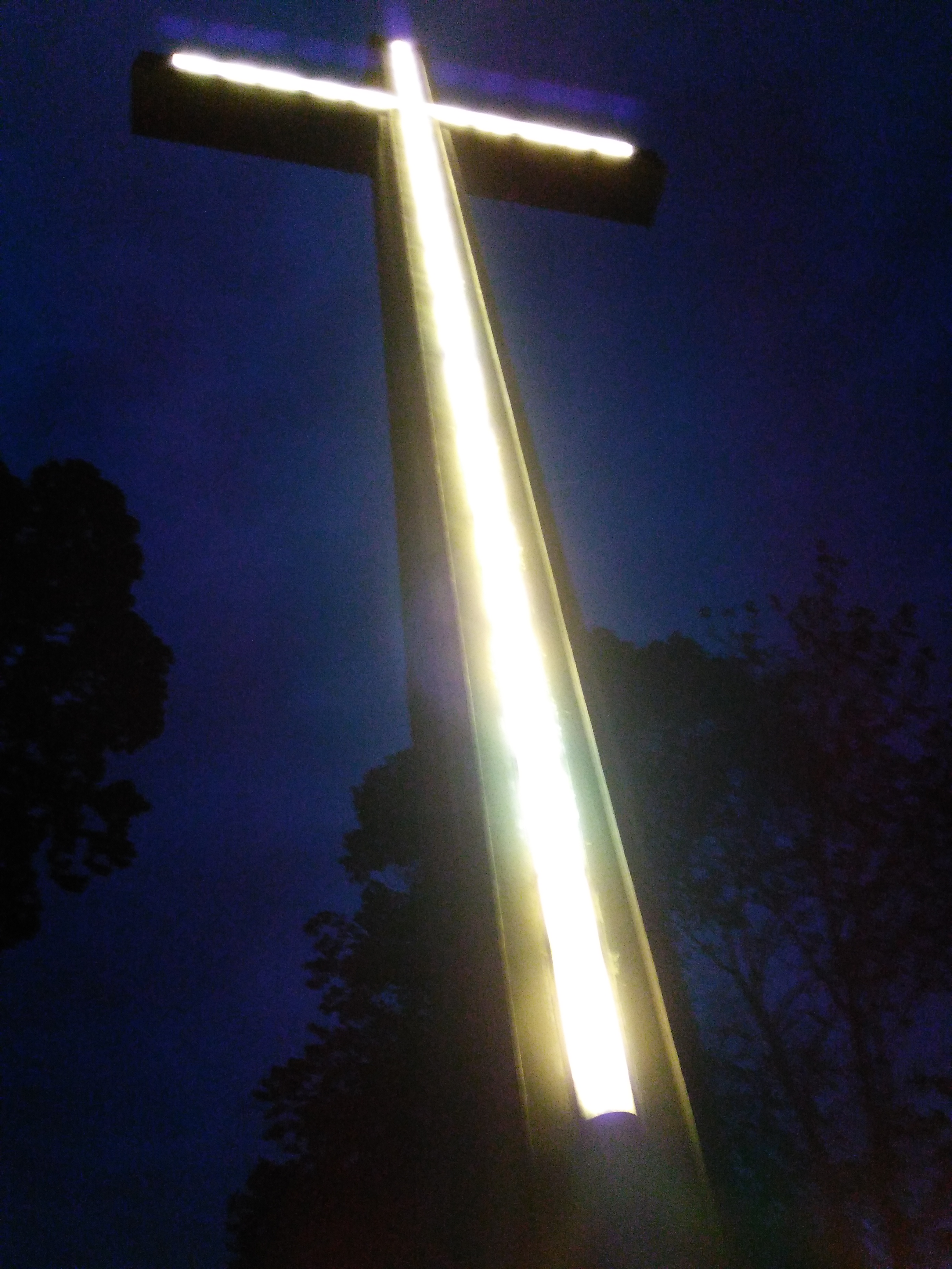 Kreuz aus Licht in der Nacht