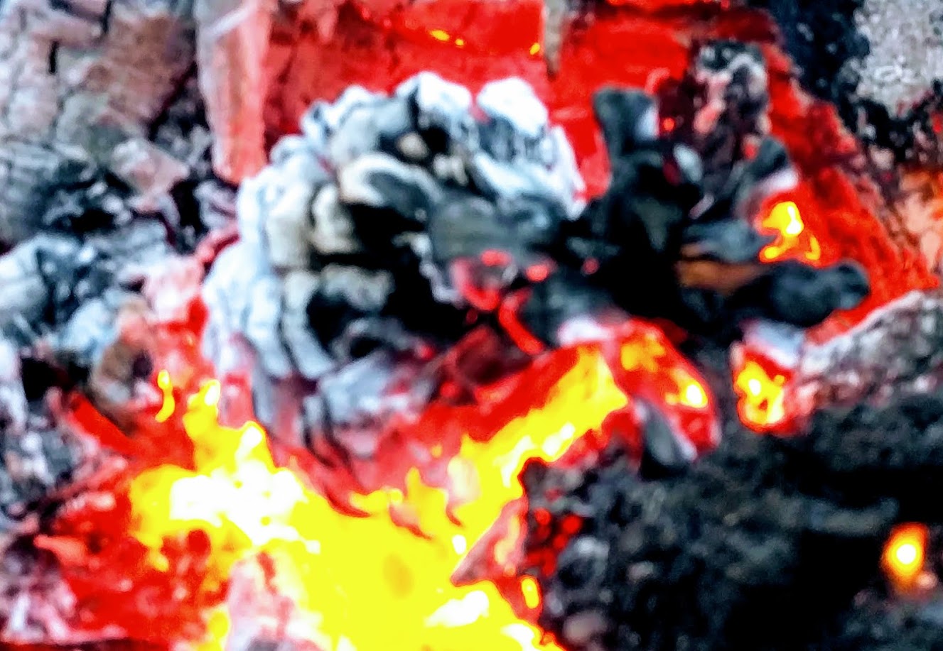 unscharfes Bild von glühender Kohle in einem Feuer