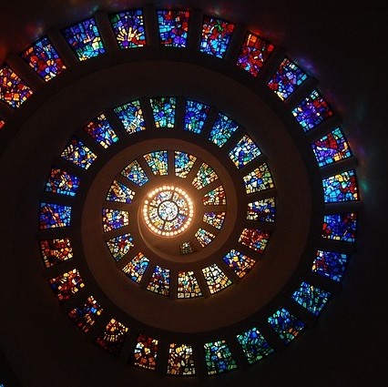 spiralförmig verlaufende Kirchenfenster