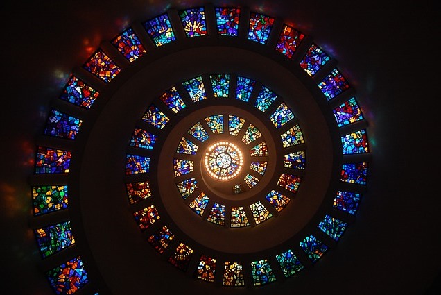 spiralförmig verlaufende Kirchenfenster