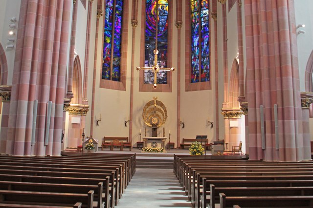 Blick in den Innenraum der Kirche St. Ludwig mit Altarraum
